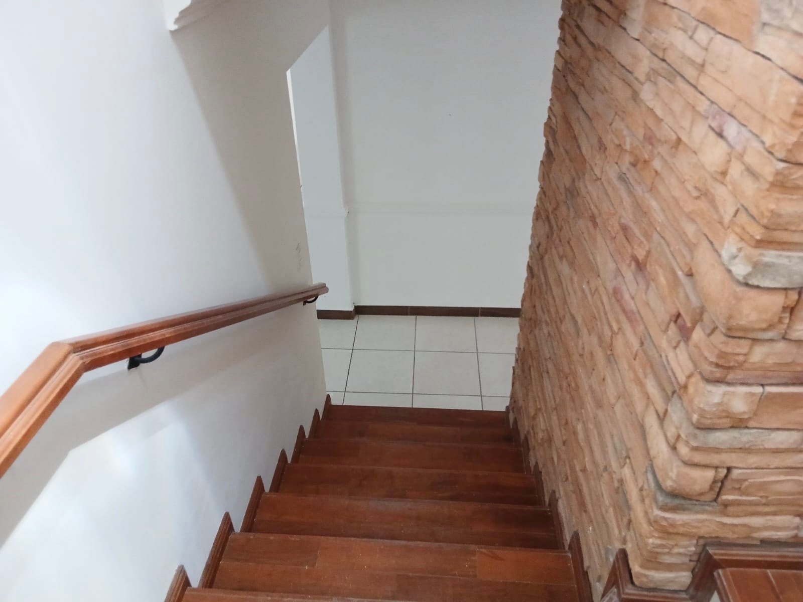 Descending staircase
